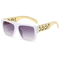 Lunettes de soleil carrées blanches avec verres dégradés violets et branches chaîne d'or - Monture Blanche Branche Dorée Double Verre Gris