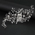 Peine de novia hecho a mano con alambre de plata y cuentas de cristal sobre fondo negro - Plata/Versión de Peineta