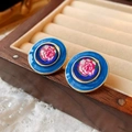 Vintage-Rundohrstecker aus blauer Emaille mit Rosenmuster in einer Schmuckschatulle - Silbernadel Tropföl Rosenblütenohrringe