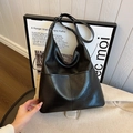 Grand sac cabas hobo minimaliste en cuir noir avec bandoulière réglable et grand volume - Noir