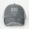 Dettaglio del cappello da baseball grigio lavato con rete posteriore e stampa RUDE - Grigio Invecchiato
