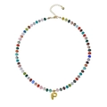 Dettaglio della collana bohémien di perline colorate con pendente lettera P d'oro - Lettera F