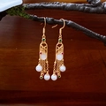 Detail von Vintage-Quastenohrringen in Gold mit hohlen Mustern und weißen Perlen - 93# Ohrhaken-Gold