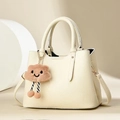 Sac à main minimaliste crème avec texture litchi et charmant pendentif nuage en peluche - Blanc Cassé