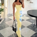 Elegante abito lungo giallo a spalline sottili con motivi tie-dye blu e bianchi - XS / Giallo
