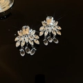Boucles d'oreilles argentées avec papillon ajouré et pampilles en cristal scintillant - Grande Fleur Strass Argent (58#)
