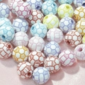 Nahaufnahme bunter Acryl-Fußballperlen für DIY-Schmuck auf rosa Stoffuntergrund - Fußball-Stil (10mm-Weiß mit bunten Linien) / 50 Stk./Packung