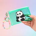 Nahaufnahme einer grünen PVC-Pandatasche mit bunter Perlenkette und Reißverschluss - Panda Vorderseite Stil
