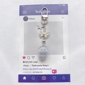 Llavero de conejo de peluche gris con lazo blanco y estrella sobre fondo violeta moderno - Gris