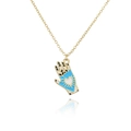 Macro-opname van 18K vergulde handhanger met kleurrijke geëmailleerde hartdetails - Blauwe Hamsa Hand Hart Hanger / Blauw