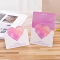 Set di due biglietti d'auguri rosa con cuori 3D su un tavolo di legno con citazioni d'amore - Love Love / Rosa Rossa