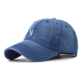 Berretto da baseball in denim blu lavato con ricamo N bianco in vista laterale - Regolabile / Denim Blu Scuro