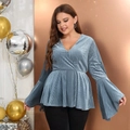 Detail van blauwe V-hals top met getextureerde metallic stof en wijde uitlopende mouwen - XL / Blauw