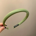 Dettaglio della trama in raso verde del cerchietto con etichetta fatta a mano interna - Verde