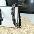 Detalle de diadema trenzada con brillantes de imitación plateados sobre tela negra fina - Trenza de 3 hebras llena de strass / Diamante Gris Mineral