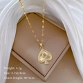 Detailansicht der vergoldeten Pikk-Halskette mit Zirkonia-Steinen und Herz-Ausschnitt - Goldener Pik-Herz-Stil