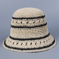 Detail van beige strohoed met zwarte strepen en verfijnd opengewerkt gebreid patroon - M (56-58cm) / Beige