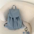 Moderno zaino in nylon azzurro con patta minimalista e fibbia in argento metallizzato - Blu