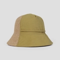 Dettaglio del cappello da sole in lino e paglia che mostra trama e cuciture fini - M (56-58cm) / Verde
