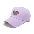 Dettaglio del cappellino lavanda con ricamo a cuore rosso e scritta feelin' GOOD - M (56-58cm) / Viola