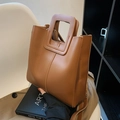 Karamellbraune Leder-Beuteltasche mit quadratischem Griff und verstellbarem Schultergurt - Braun