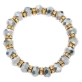 Nahaufnahme des böhmischen Perlenarmbands mit silbernen Kristallen und goldenen Strass-Abstandhaltern - Silber