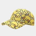 Detailaufnahme der gelben Baseballkappe mit Allover-Cartoon-Enten-Prints - Gelber Druck (BQM1500) / Gelb