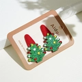 Detail van kerstboom haarclips met kleurrijke ornamenten op rode vilt basis - Kerstboom Paar