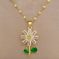 Macro della collana di fiori in acciaio al titanio con foglie verdi e cristalli incastonati - Collana Margherita (J330)