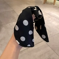 Dettaglio di un elastico per capelli nero con sciarpa in tessuto a pois bianchi morbidi - Accessorio per Capelli con Fiocco a Pois / Nero