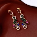 Primer plano de pendientes vintage con cristales de colores sobre terciopelo marrón - Color Dorado Con Diamantes de Imitación de Colores (Pin de Plata 925)