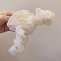 Eleganter weißer Haarklammer aus plissiertem Netzstoff im leichten, halbtransparenten Design - Cremeweiß