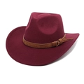 Vue détaillée du chapeau fedora en feutre bordeaux avec bande en daim et boucle métal - Bordeaux