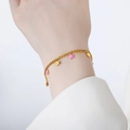 Bracciale a catena cubana dorata con piccoli ciondoli a stella dorati e rosa da donna - Bracciale / Smalto Rosa Oro (E435)