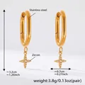 Dettagli di orecchini a U dorati con pendenti a croce, zirconi e misure del prodotto - Stile a U (Q015) / Oro