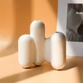 Weiße geometrische Dreisäulen-Keramikvase mit 16cm Höhe für minimalistisches Dekor - Matte Blasen-Vase G-1526