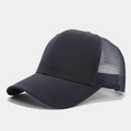 Detail van de ademende marineblauwe mesh en de gebogen rand van deze trucker baseballpet - Verstelbaar / Marineblauw en marine gaas