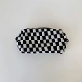 Knitted checkerboard makeup bag with black zipper in high-quality black and white pattern - Black and White Plaid