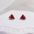 Détail macro de boucles d'oreilles pastèque avec finition émaillée rouge et verte vive - Pastèque Rouge