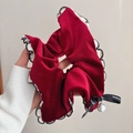 Donkerrode fluwelen scrunchie met kant en zwarte strik voorzien van een parel - Fluweel Kant Sjaal Scrunchie / Rood Vierkante Sjaal Strik Stijl