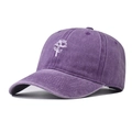 Dettaglio del ricamo di rosa bianca sul cappellino in cotone lavato viola vintage - Viola