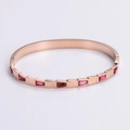 Dettaglio del bracciale in acciaio oro rosa con gemme rosa dal taglio a baguette - Oro rosa