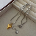 Primer plano de collar bicolor de cuentas con colgante de corazón 3D en terciopelo - Corazón de Oro Cadena de Plata