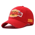Dettaglio del cappello vintage in cotone rosso con ricamo 1968 e visiera con effetto usurato - Regolabile / Rosso