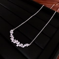 Dettaglio di collana in argento con zirconi a goccia su espositore nero - Collana A Goccia In Zirconia / Argento