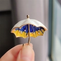 Spilla a forma di ombrello stellato con smalto blu e giallo e cristalli scintillanti - Forma a Ombrello (XZ0386-1)