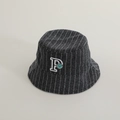 Dettaglio cappello alla pescatora grigio a righe per bambini con lettera P ricamata - 50cm 1-3 Anni / Nero