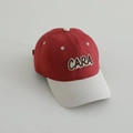Dettaglio del cappellino rosso in cotone con toppa CARA ricamata e visiera color crema - 52-54cm (3-8 Anni) / Rosso Vino (CARA)