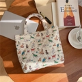 Detail van de gewatteerde katoenen draagtas met puppyprints en labelweergave - Cartoon Puppy (Off-white)