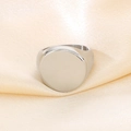 Chevalière argentée minimaliste avec plateau rond plat sur tissu de satin champagne - US 6 / Acier